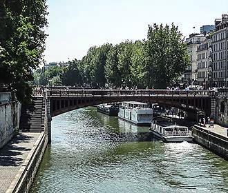 Pont au Double pedestrian bridge