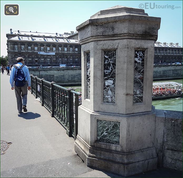 Pont d'Arcole keystone pillar