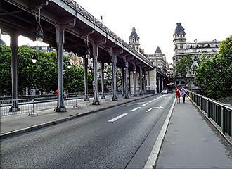 Road on Pont de Bir-Hakeim