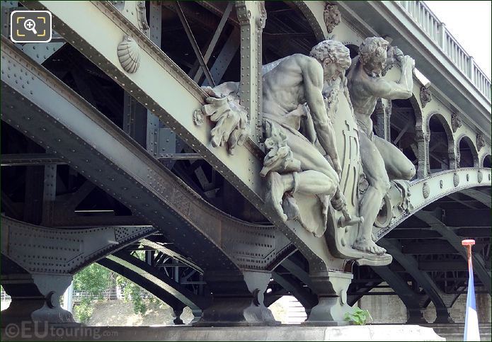 Iron riveters sculpture Bir-Hakeim north side