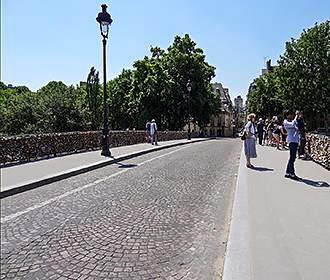 Cobbled road on Pont de l'Archeveche