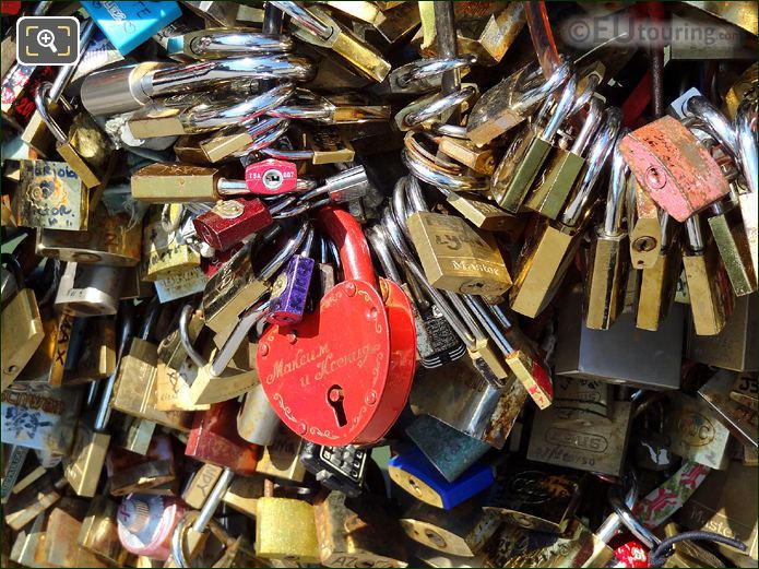 Red heart padlock on Pont de l'Archeveche