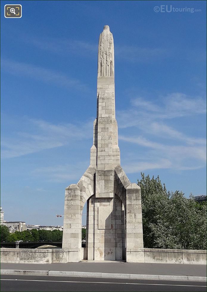 Back of the Genevieve statue Pont Tournelle