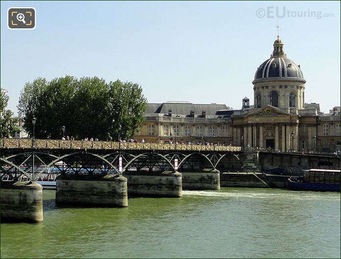 Pont des Arts spanning River Seine