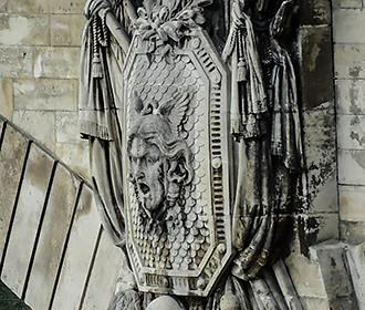 Pont des Invalides military trophy sculpture