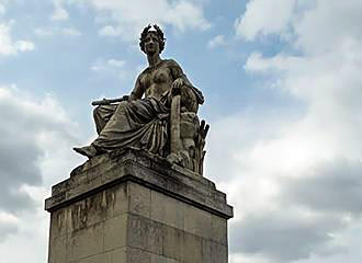 Statue on Pont du Carrousel