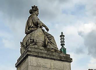 Pont du Carrousel statue