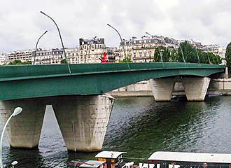 Pont du Garigliano over River Seine