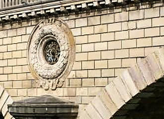 Rosette window on Pont Louis Philippe