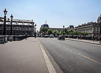 Traffic on Pont Notre-Dame