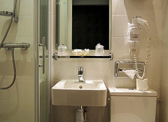 Porte de Versailles Hotel en suite bathroom