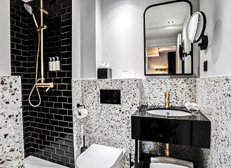 Rayz Eiffel apartment en suite bathroom