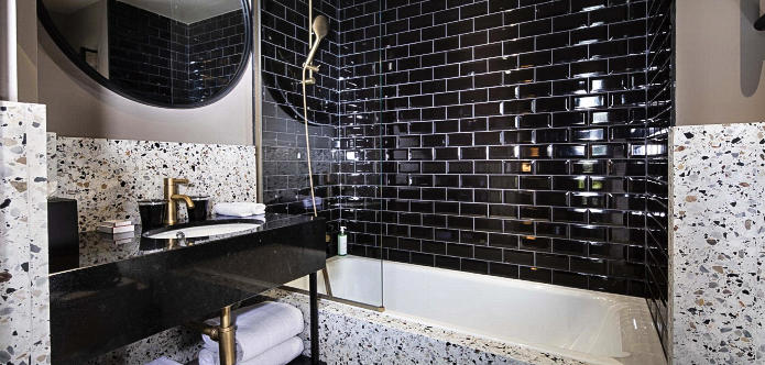 Rayz Eiffel en suite bathroom