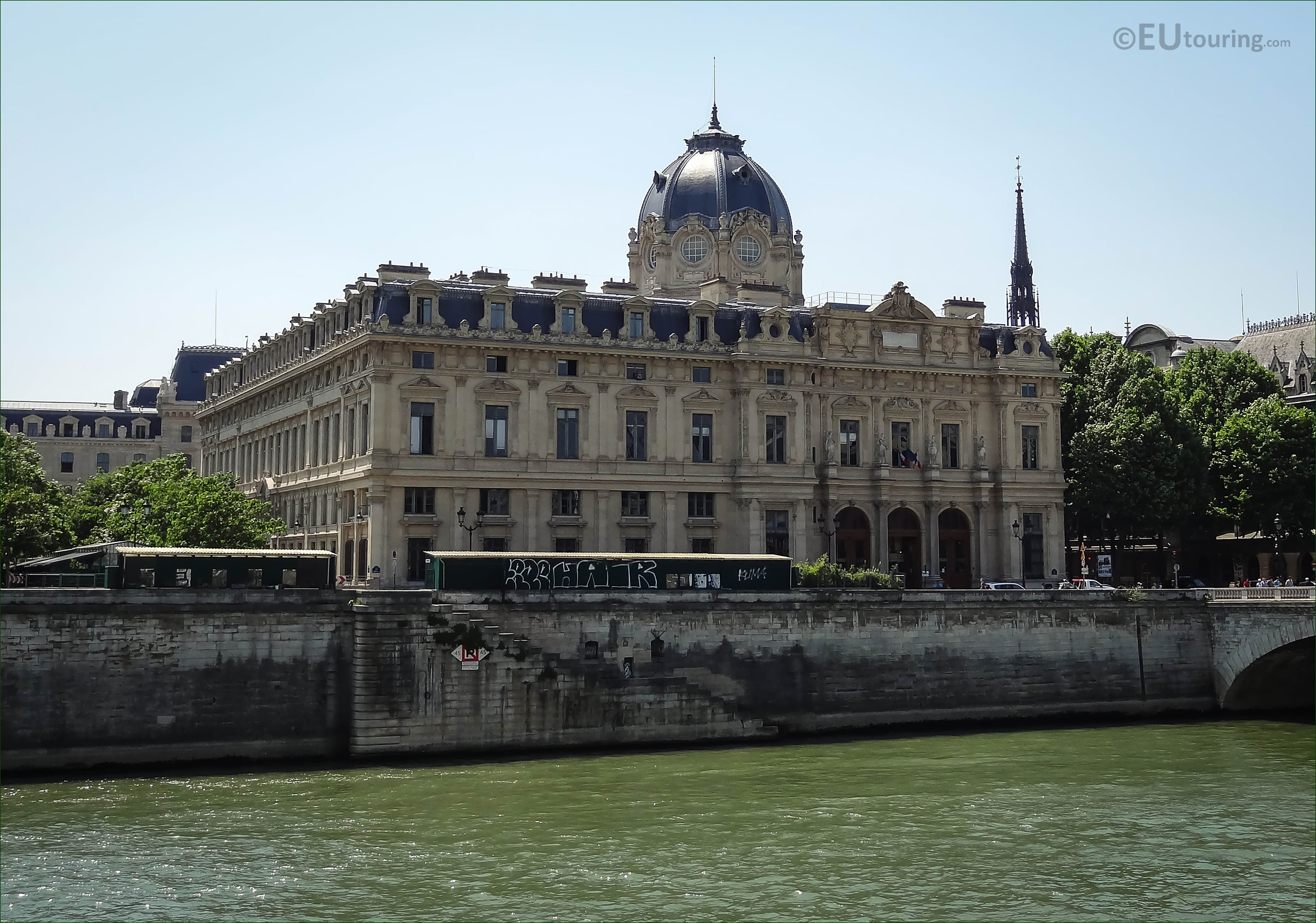 Photo of Greffe du Tribunal de Commerce de Paris by the River Seine