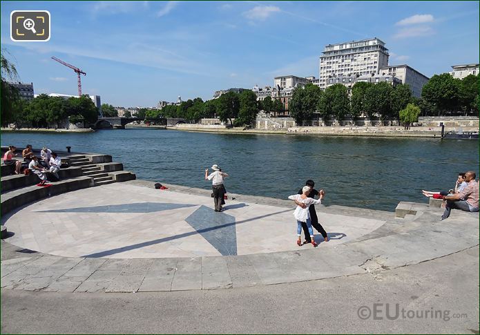 River Seine and tango dancers