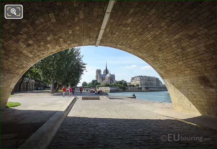 River Seine through Pont de la Tournelle