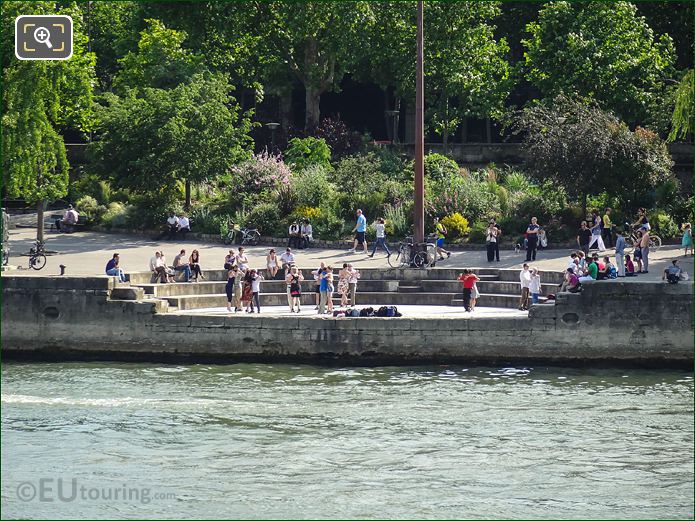 Dancers next to the River Seine