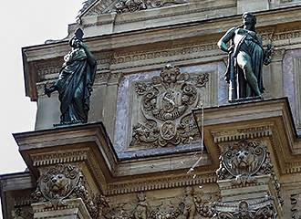 Fontaine Saint-Michel top statues