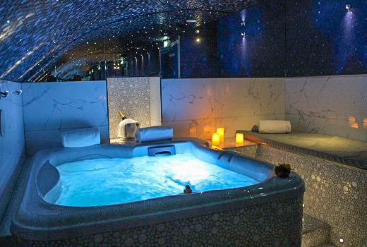 Secret de Paris Hotel jacuzzi