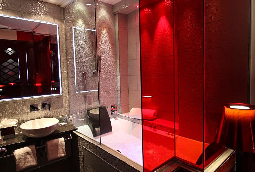 Secret de Paris Hotel double room Moulin Rouge bathroom
