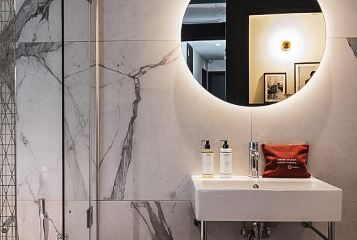 Seven Hotel Paris en suite bathroom