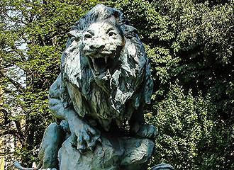 Square Cambronne lion statue