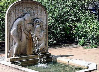 Square de l’Aspirant-Dunand fountain