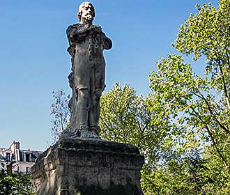 Square de l’Aspirant-Dunand statue