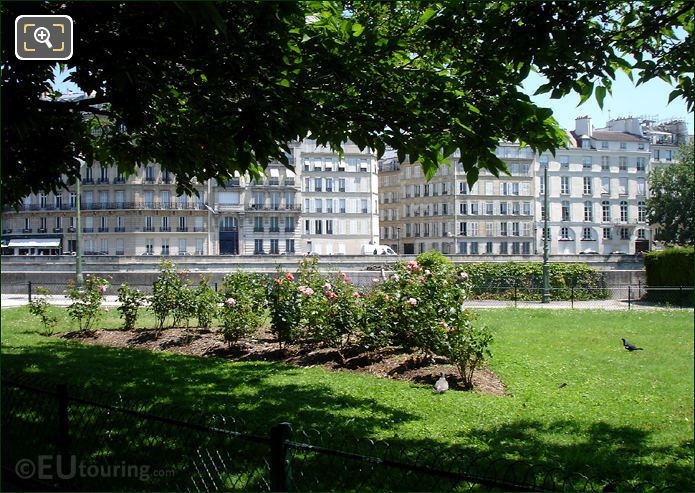 Square de l'Ile de France roses WWII tribute