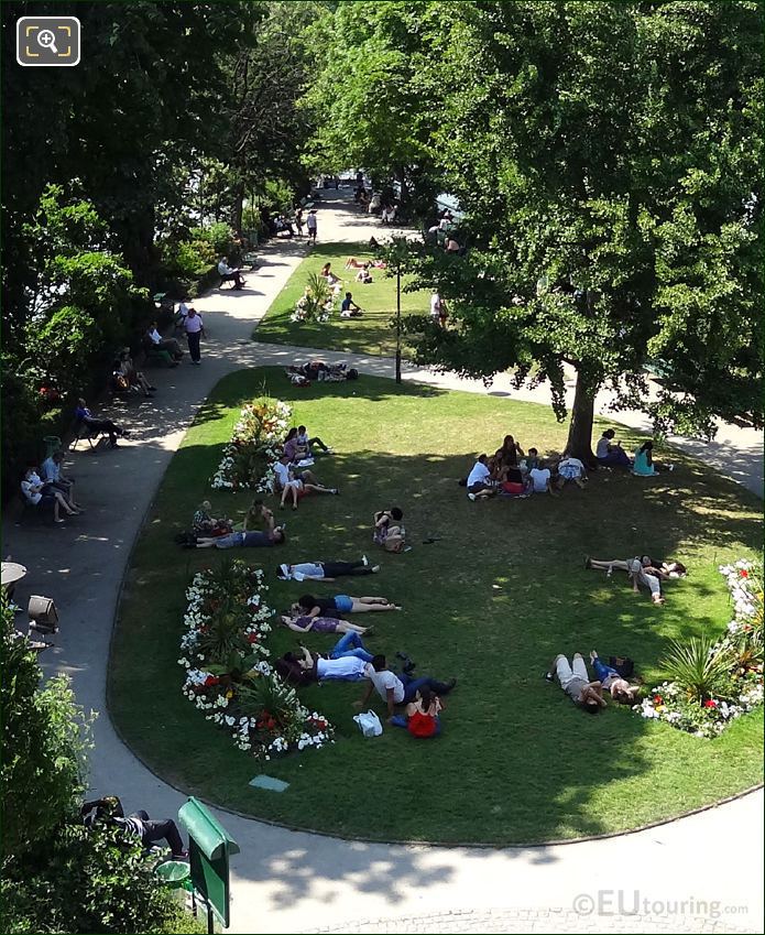 Square du Vert Galant lawn area