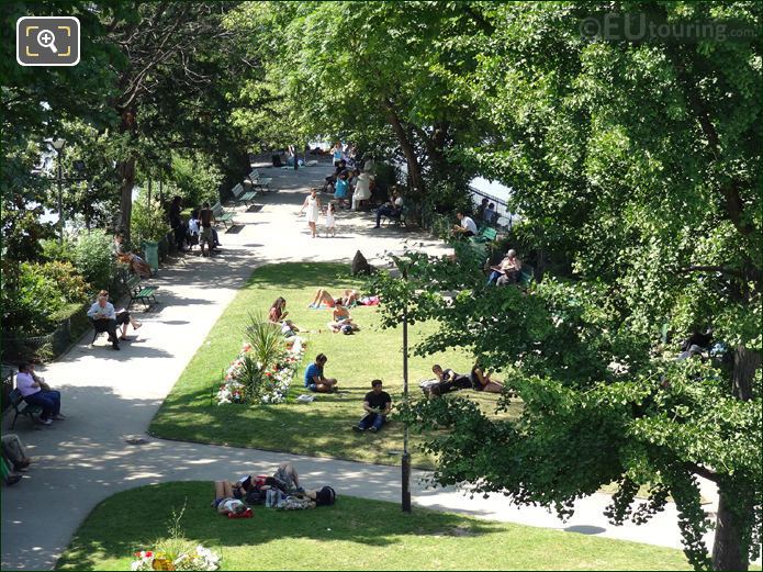 Square du Vert Galant park benches