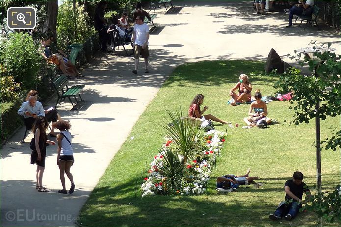 Summer day at Square du Vert Galant