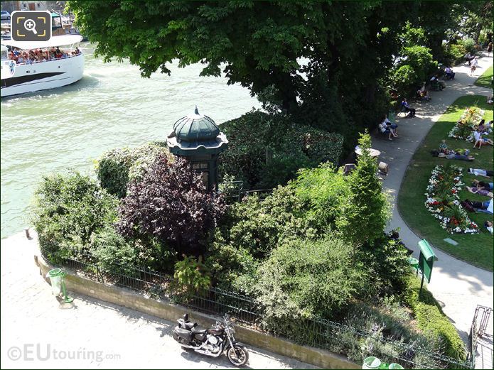 Square du Vert Galant corner garden with trees