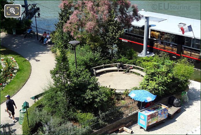 Circular seating in Square du Vert Galant