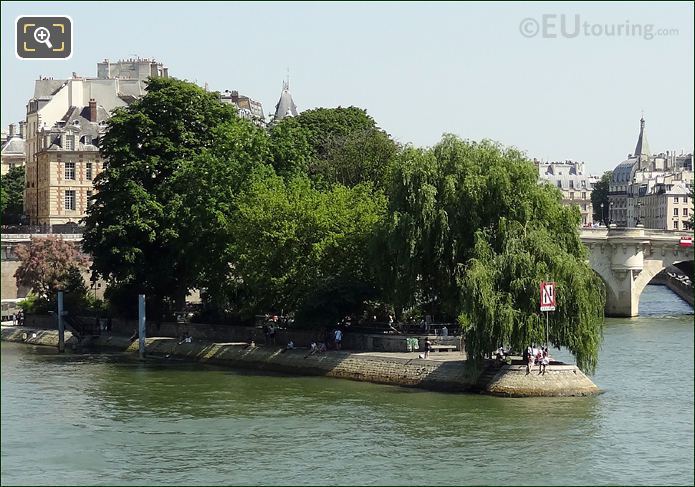 Square du Vert Galanet greenery