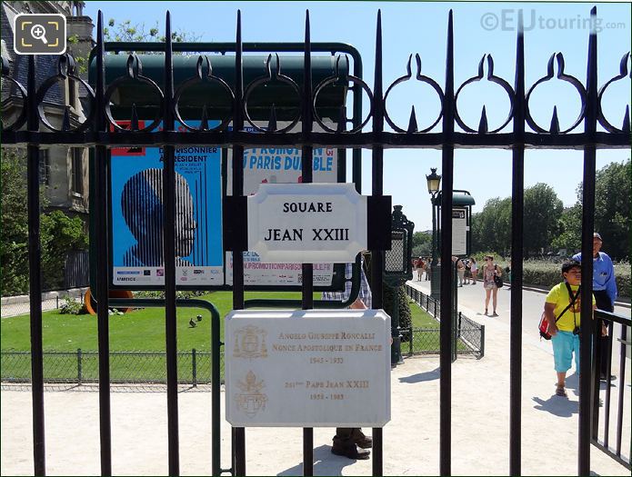 Entrance plaques at Square Jean XXIII