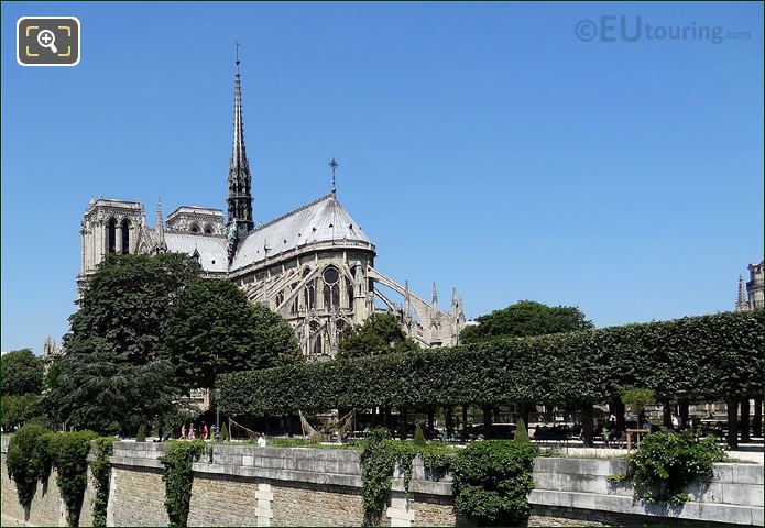 Square Jean XXIII by the River Seine