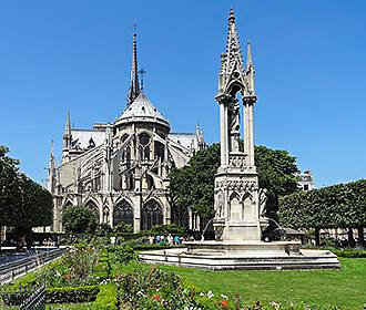 Madonna with Child fountain inside Square Jean XXIII