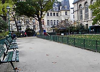 Square Leopold Achille benches