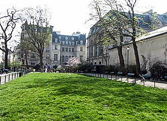 Square Leopold Achille grass area