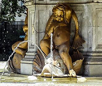 Louvois Square fountain