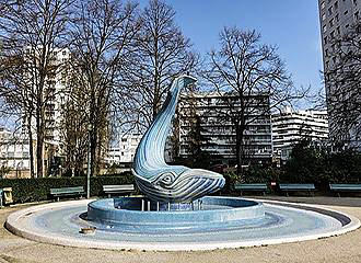 Square Saint-Eloi whale fountain