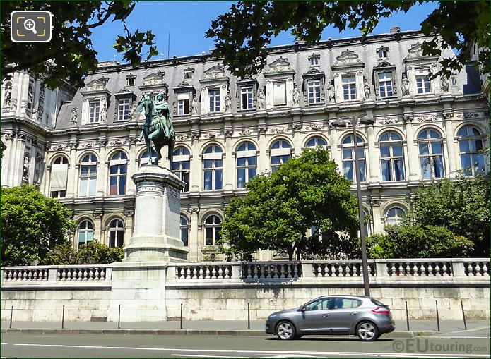 Etienne Marcel statue and facade of Hotel de Ville