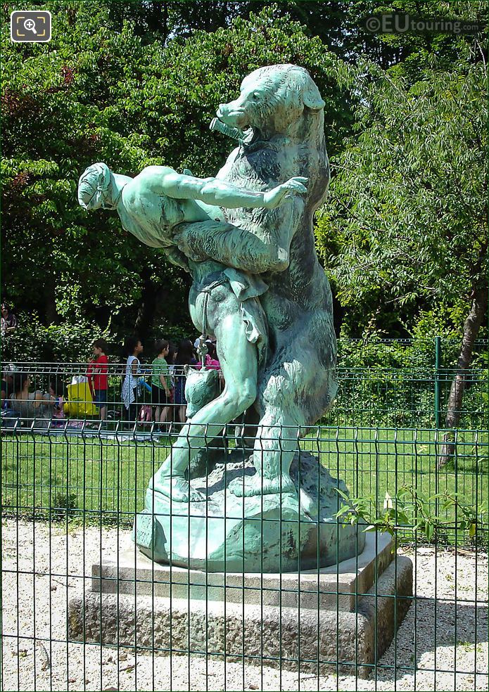 Emmanuel Fremiet Denicheur d'Oursons statue in Paris