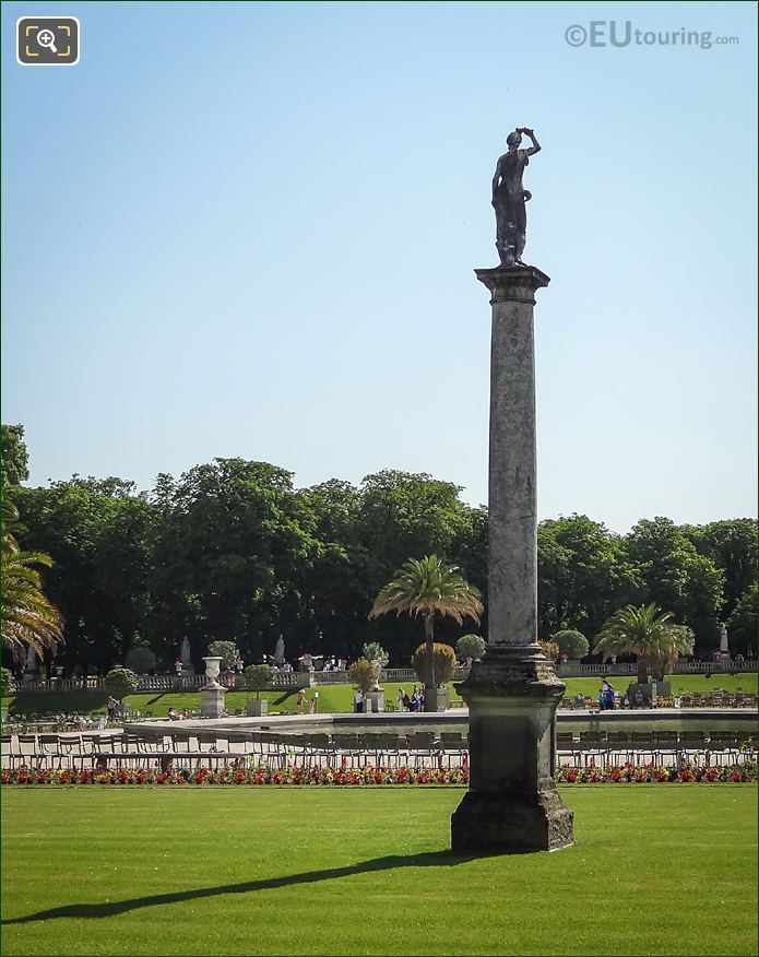 Back of Venus sortant du bain statue