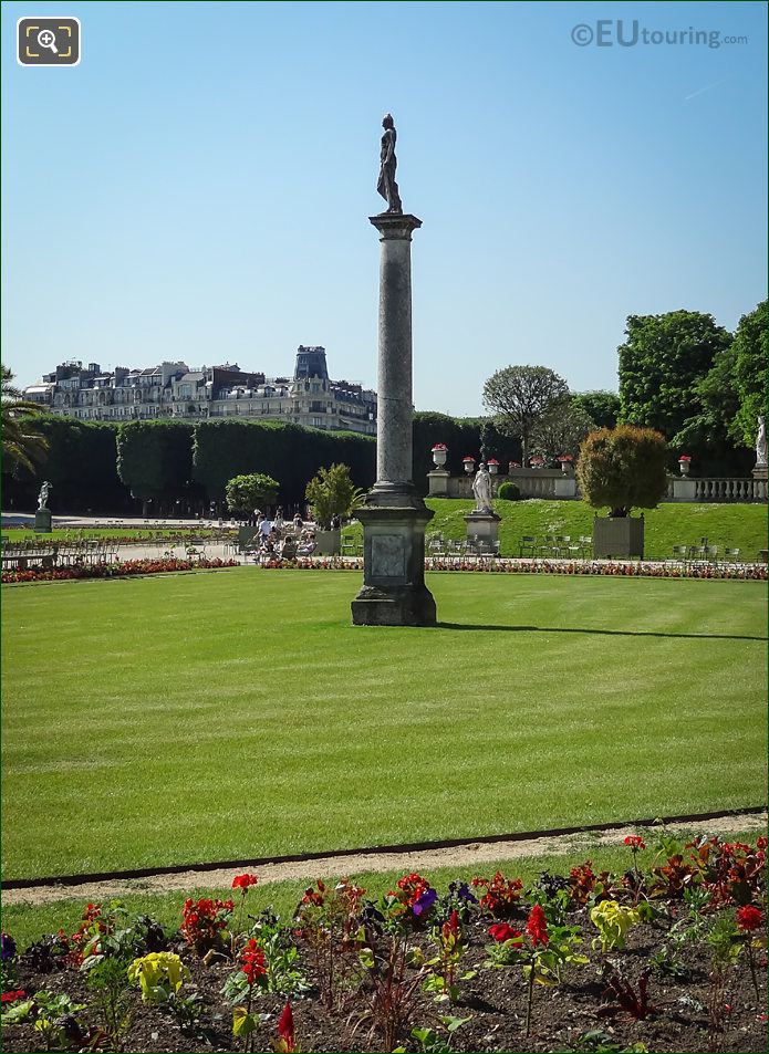 Venus sortant du bain statue on column