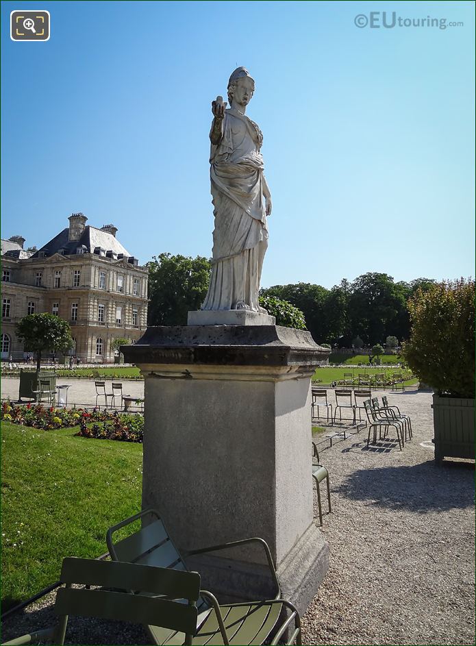 Minerve a la chouette statue west side