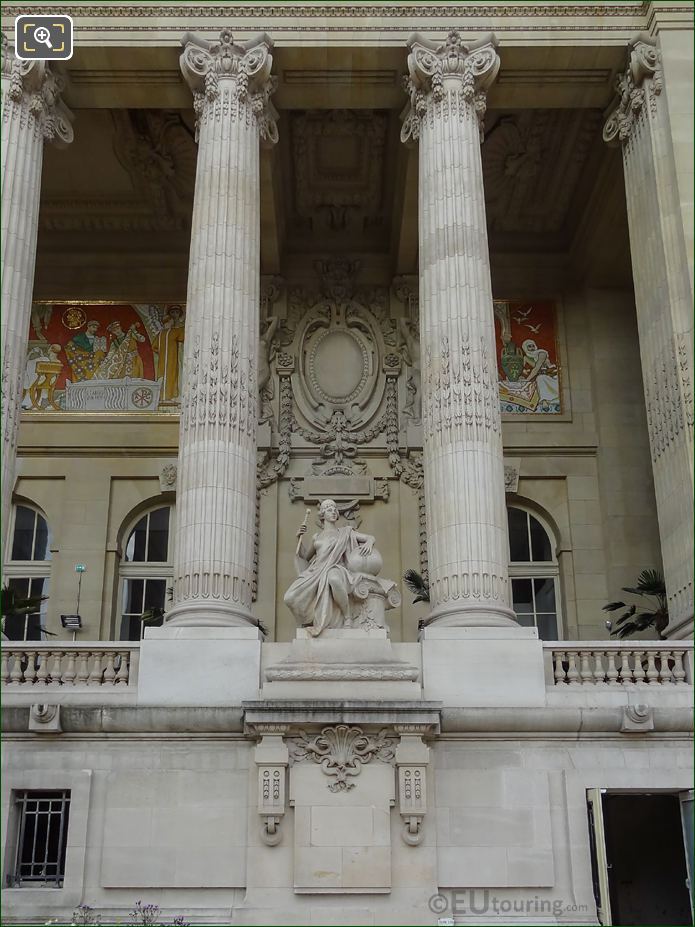L'Art Romain statue between Grand Palais columns