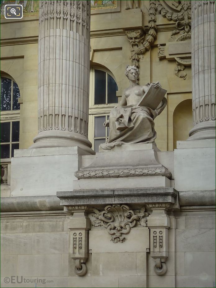 L'Art Contemporain statue front view