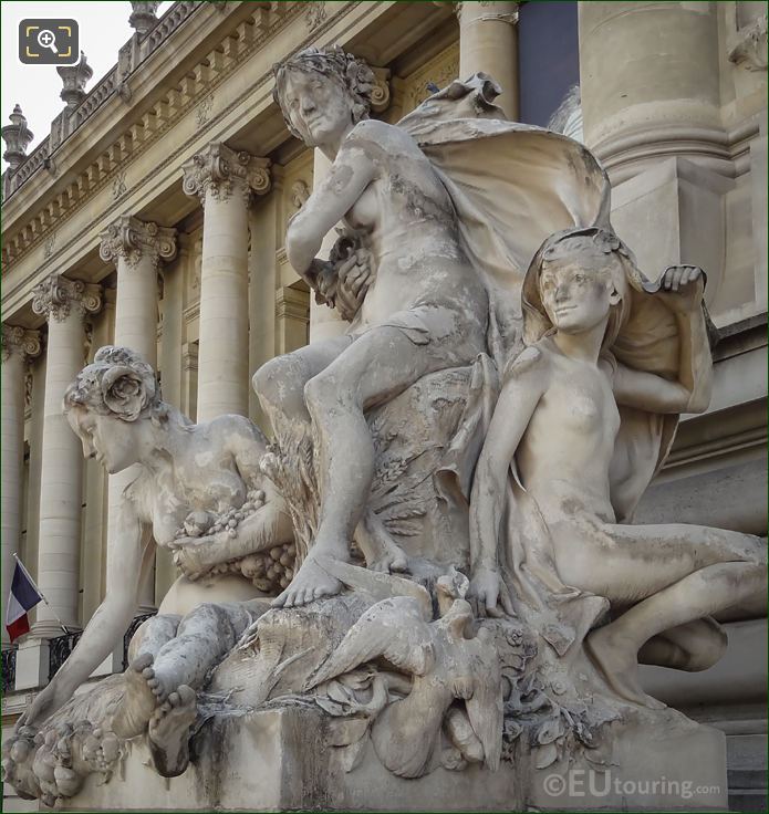 Female figures on Les Quatre Saisons statue group